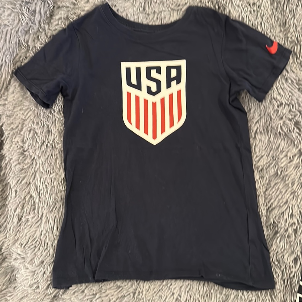 Boys Nike USA soccer tee. Size M.